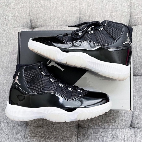🖤🤍 Women’s Nike Air Jordan 11 retro jubilee black white shoes - Picture 2 of 4